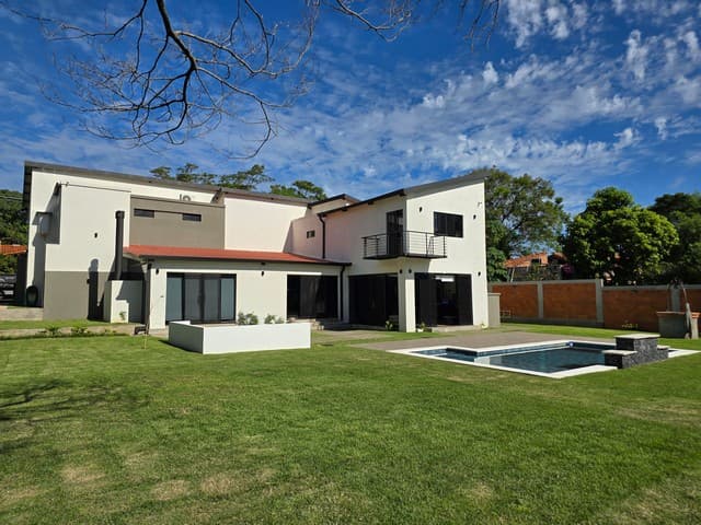 Moderne Villa mit Pool und Garten