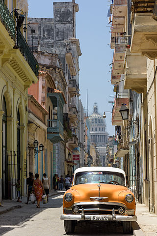 Pitoreskes Kuba - Typische Straße in Havana mit Oldtimer