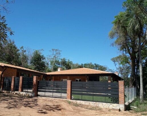 Junges Haus ,in einem geschlossenen Barrio in Nueva Colombia