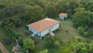 Einfamilienhaus und Tiny Haus in Isla Alta / Emboscada