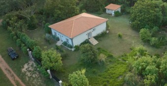 Einfamilienhaus und Tiny Haus in Isla Alta / Emboscada