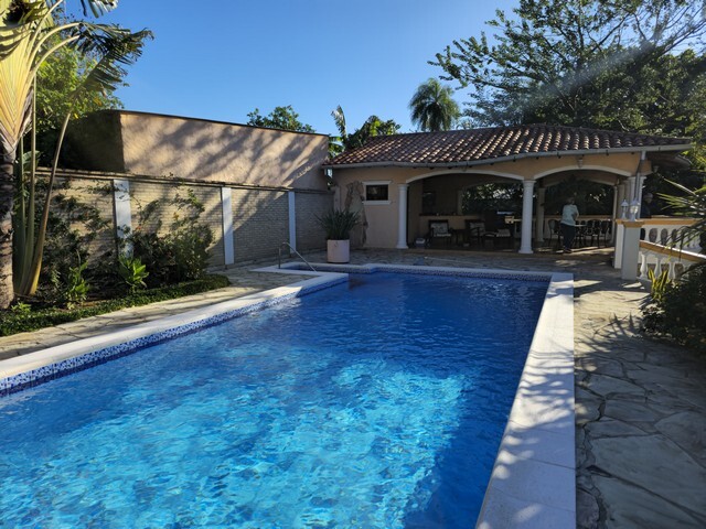 Romantisches Haus, mit einem Traumgarten in Nueva Colombia