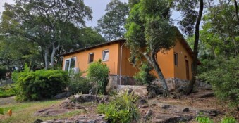 Anwesen in Emboscada, mit 2 Häusern