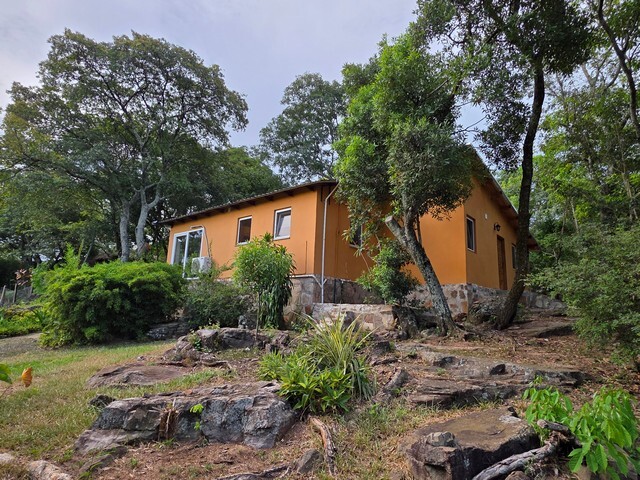 Anwesen in Emboscada, mit 2 Häusern